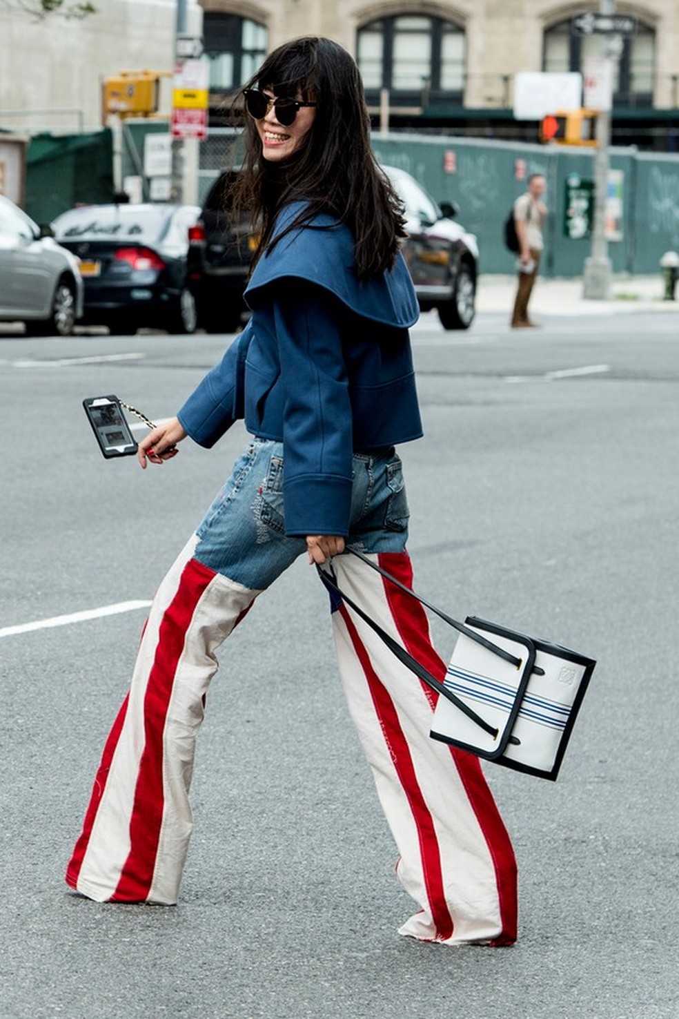 Calça com as listras da bandeira americana em NY (Foto: Imaxtree) — Foto: Glamour