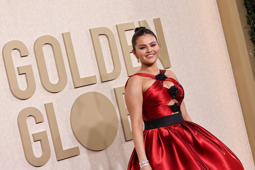 Globo de Ouro 2024 Selena Gomez aposta em vestido vermelho de saia