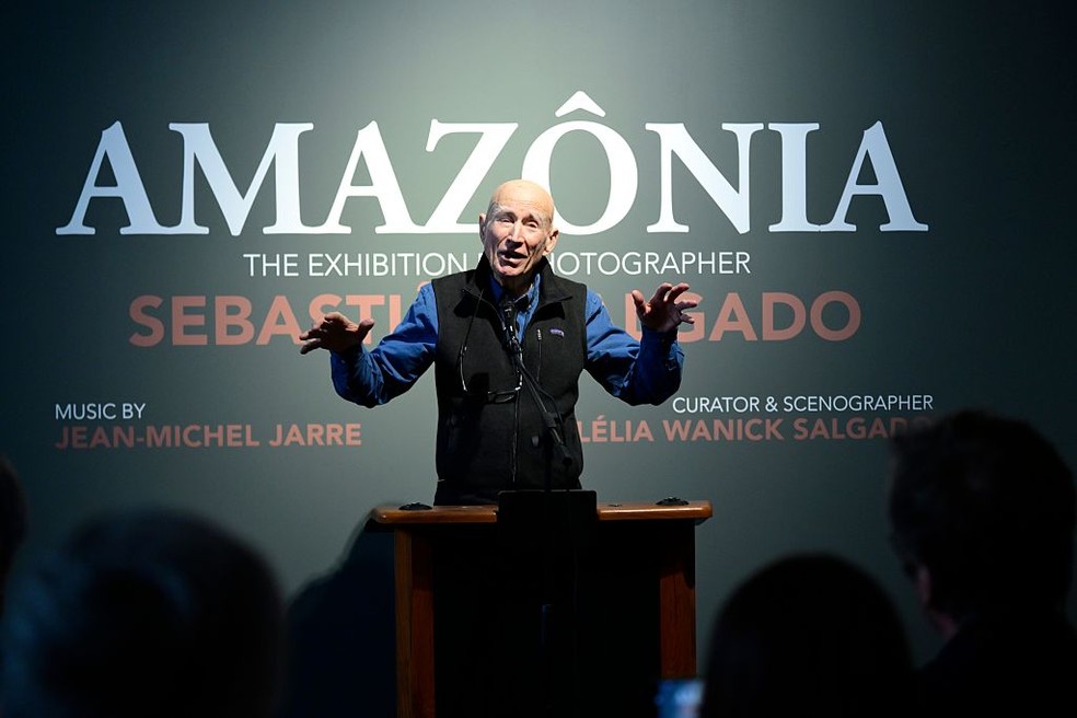 Sebastião Salgado durante apresentação da exposição "Amazônia" no mês passado em Bruxelas — Foto: Getty Images