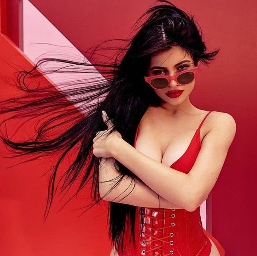 Kylie Jenner lança coleção de óculos escuros (Foto: Divulgação) — Foto: Glamour