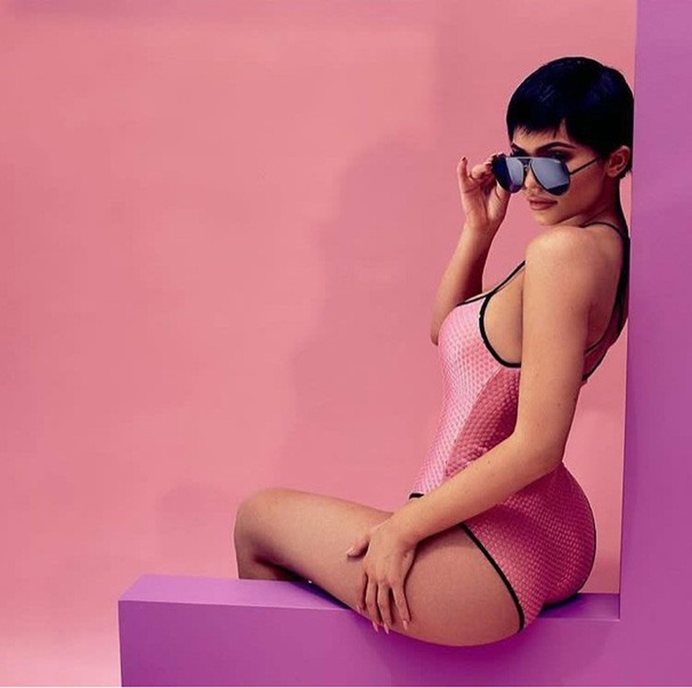 Kylie Jenner lança coleção de óculos escuros (Foto: Divulgação) — Foto: Glamour