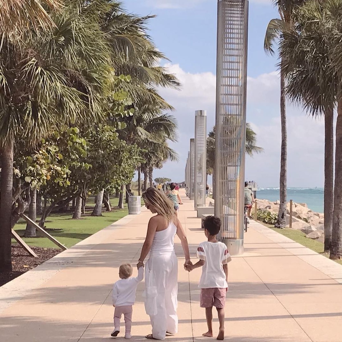 Em Miami, Eliana posa com os dois filhos e se derrete: 'Com eles a vida