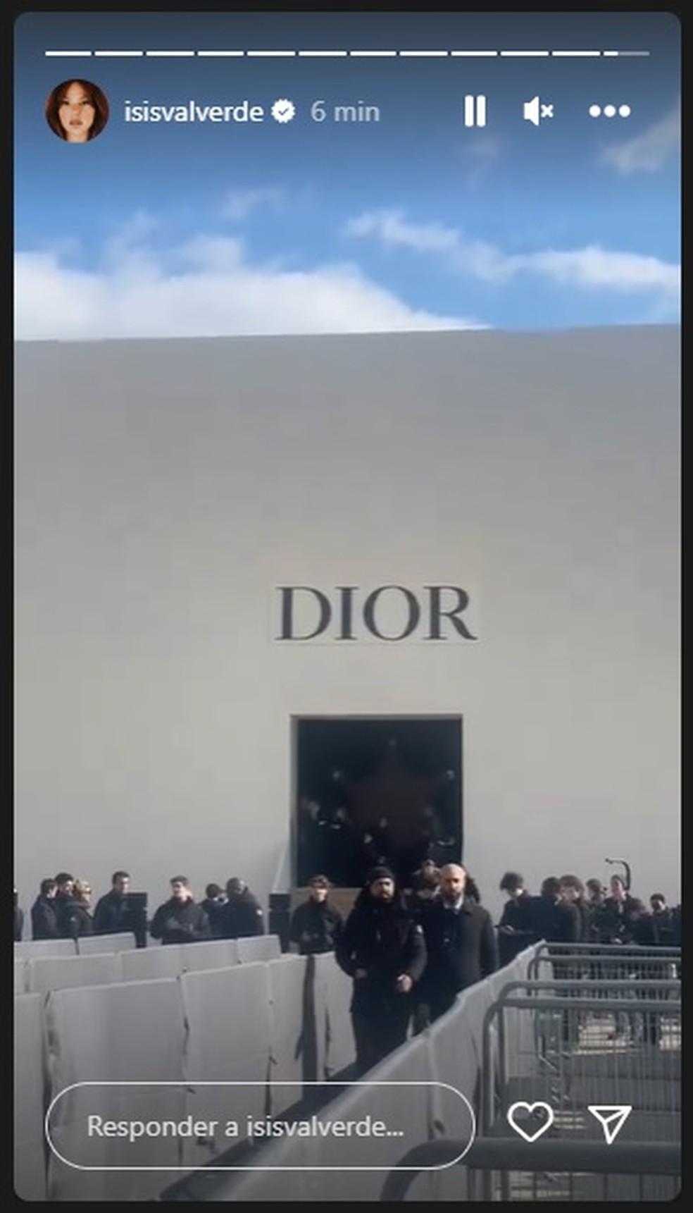 Isis Valverde na chegada ao desfile da Dior, em Paris — Foto: Reprodução/Instagram