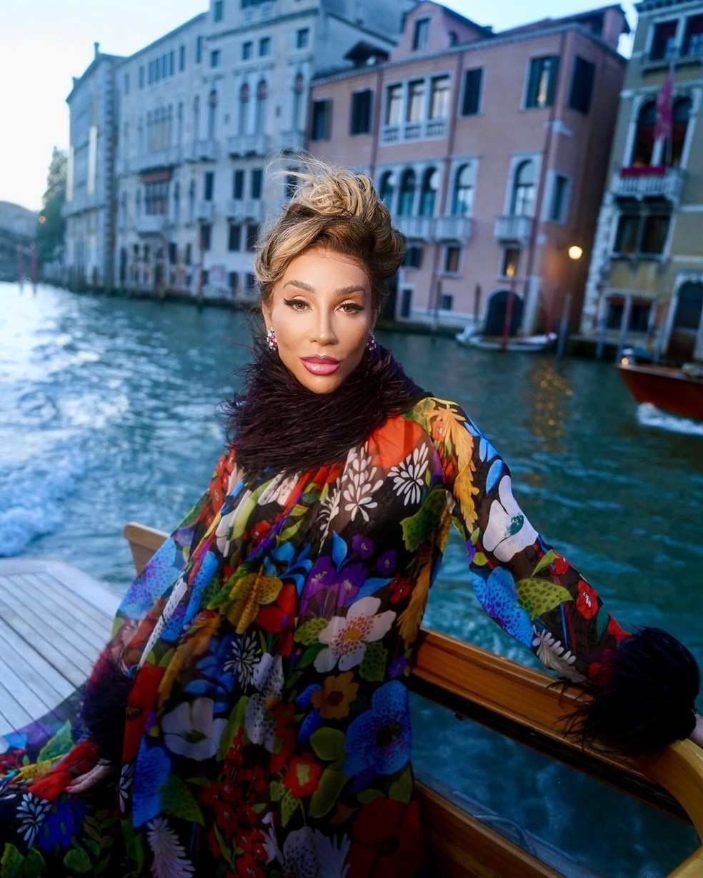 Maya Massafera posa com look grifado de R$ 49 mil em passeio de barco em Veneza 