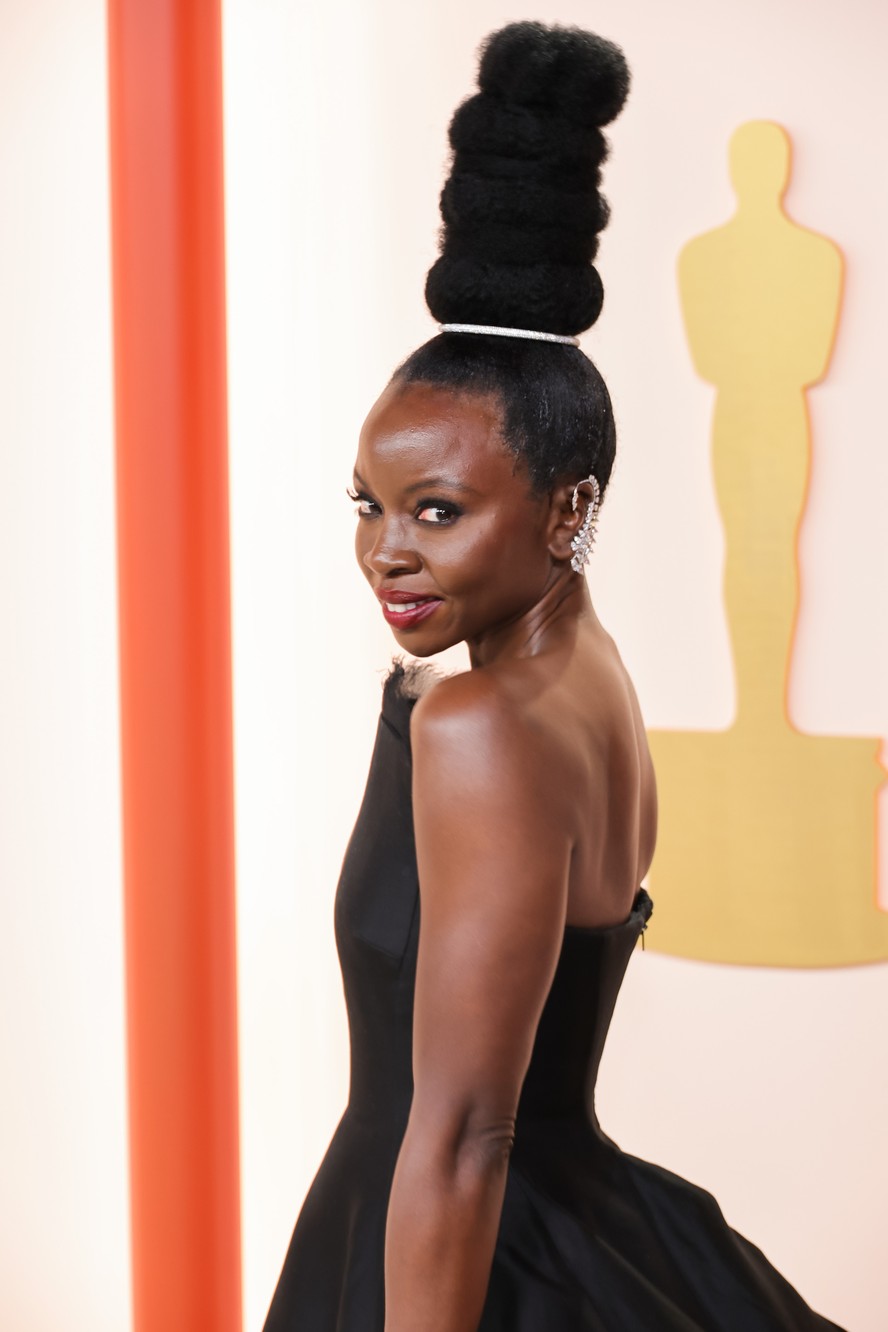 Oscar 2023 Danai Gurira chega à premiação e impressiona com penteado
