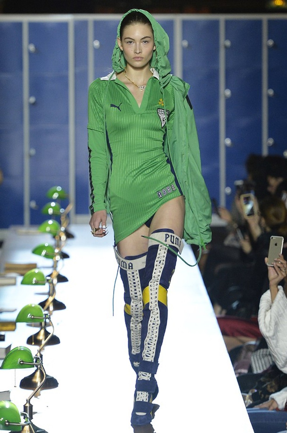Moletons de capuz no desfile da Fenty x Puma by Rihanna (Foto: Getty Images) — Foto: Glamour