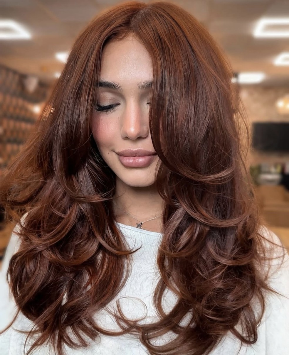 Cabelo vermelho escuro com fundo canela — Foto: Reprodução/Instagram/@rocknrosesalon