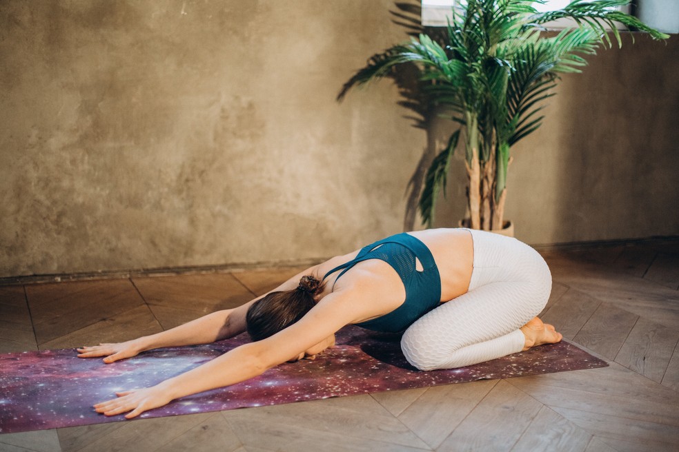 Posturas de ioga para iniciantes mulher jovem praticando poses de