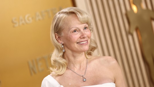 SAG Awards 2025: Pamela Anderson posa sem maquiagem no tapete vermelho