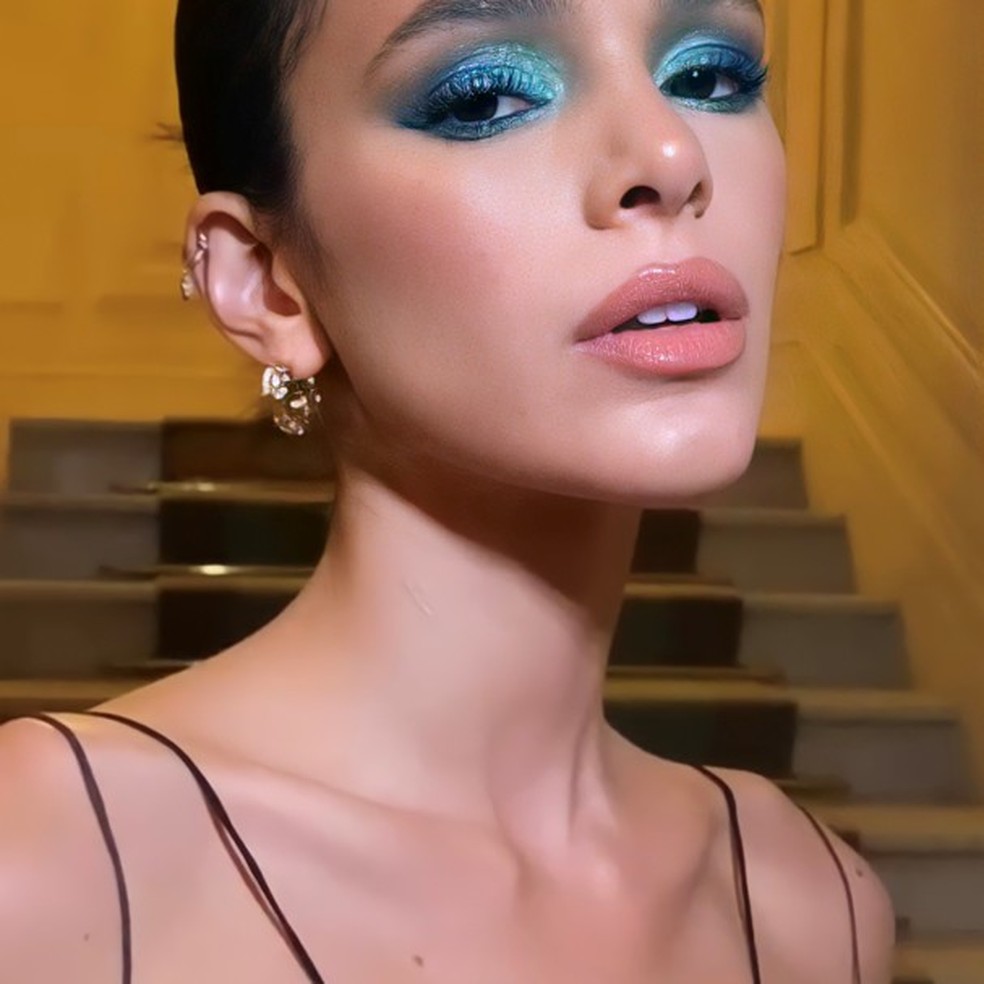 Bruna Marquezine usa maquiagem em tons de azul na Semana de Moda de Paris (Foto: Henrique Martins/Reprodução) — Foto: Glamour