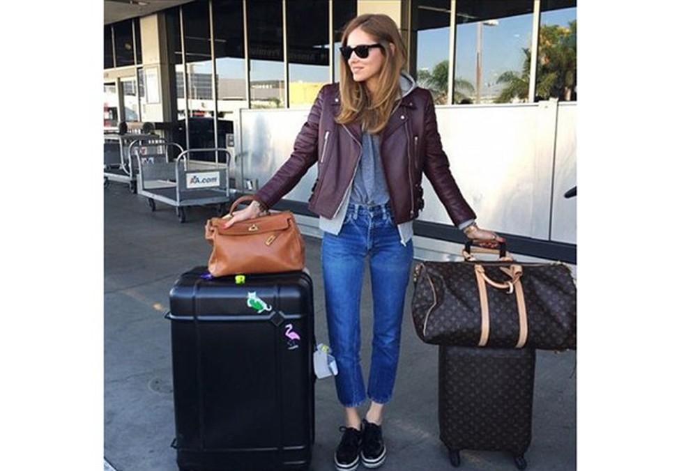 Tem gente que não dispensa a calça jeans nem na hora de viajar! É o caso de Chiara Ferragni. (Foto: Instagram/ @chiaraferragni) — Foto: Glamour