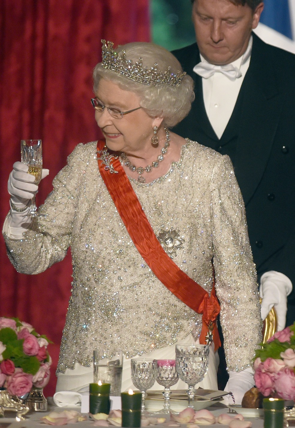 Rainha Elizabeth II bebendo champagne, é claro (Foto: Reprodução / Instagram) — Foto: Glamour