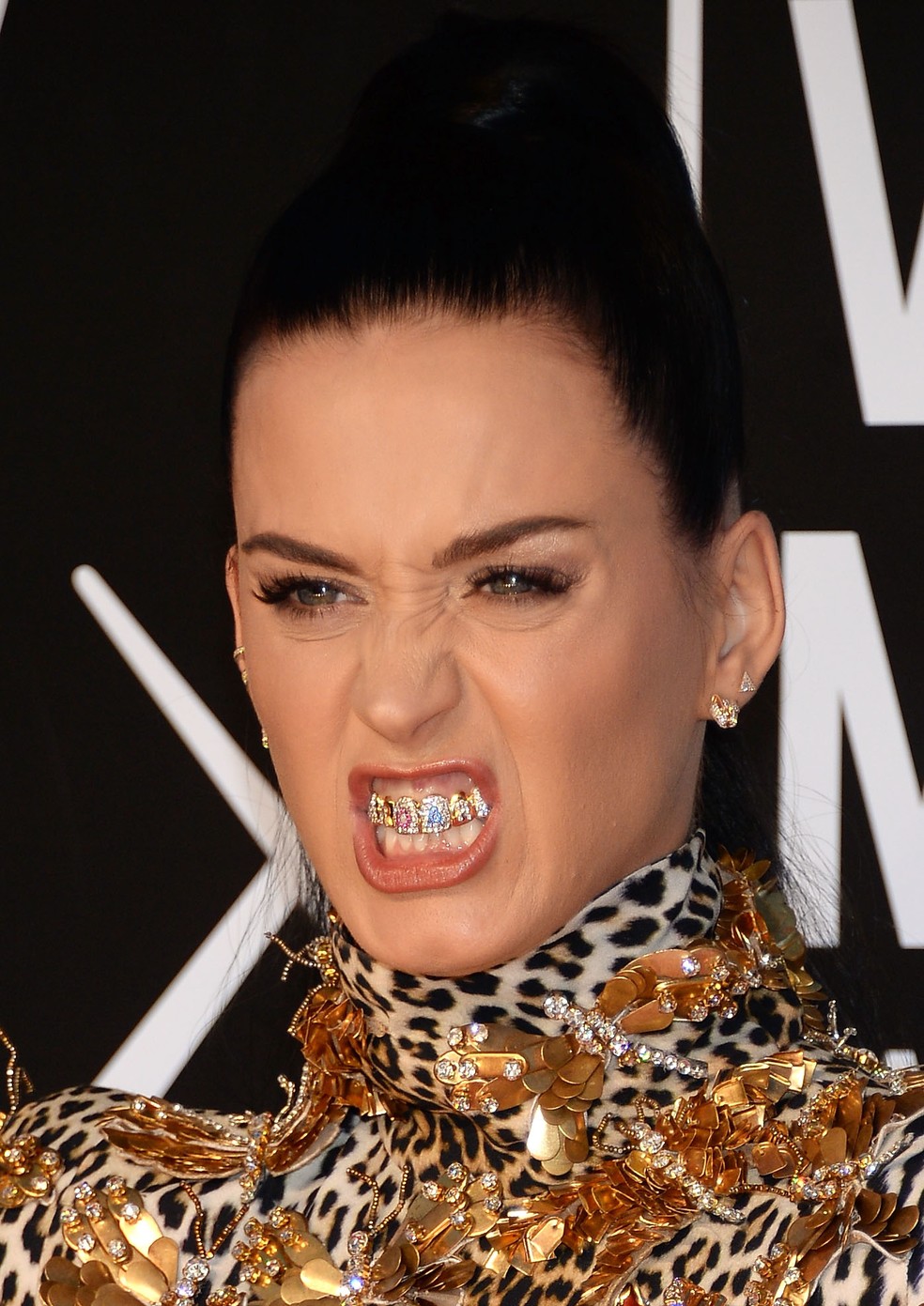 Katy Perry com joias dentais — Foto: Getty Images