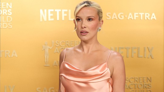 SAG Awards 2025: Millie Bobby Brown concentra os flashes dos fotógrafos