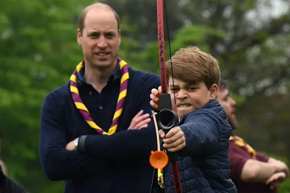 William e George em encontro com escoteiros nesta segunda-feira (08.05) — Foto: Getty Images