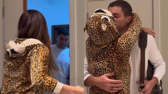 Usando pijama de oncinha, Lexa recebe Ricardo Vianna em casa depois do trabalho
