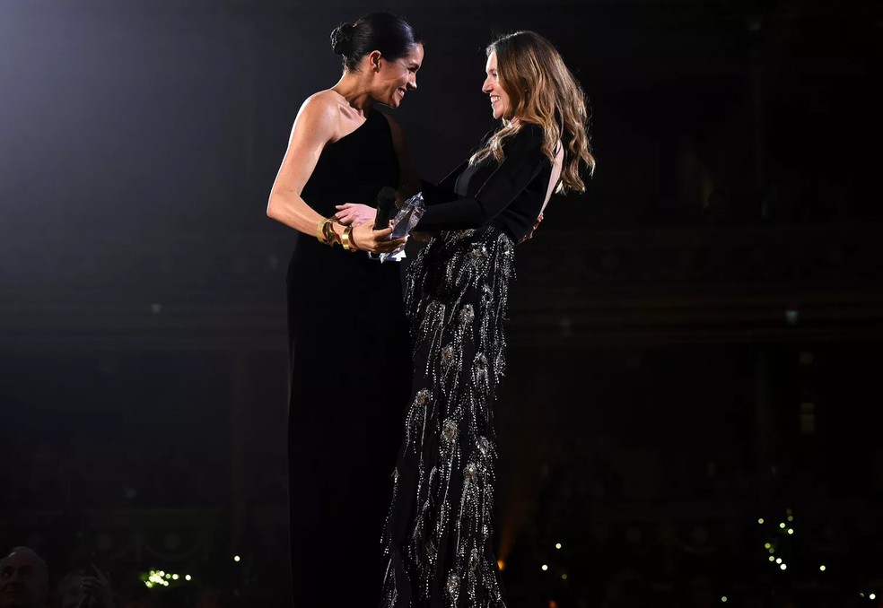 Meghan Markle e Clare Waight Keller no British Fashion Awards em dezembro de 2018 — Foto: Getty Images