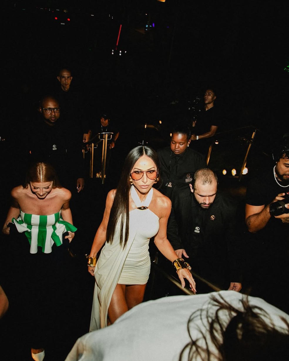 Sabrina Sato aposta em vestido off white com fenda ousada — Foto: Instagram