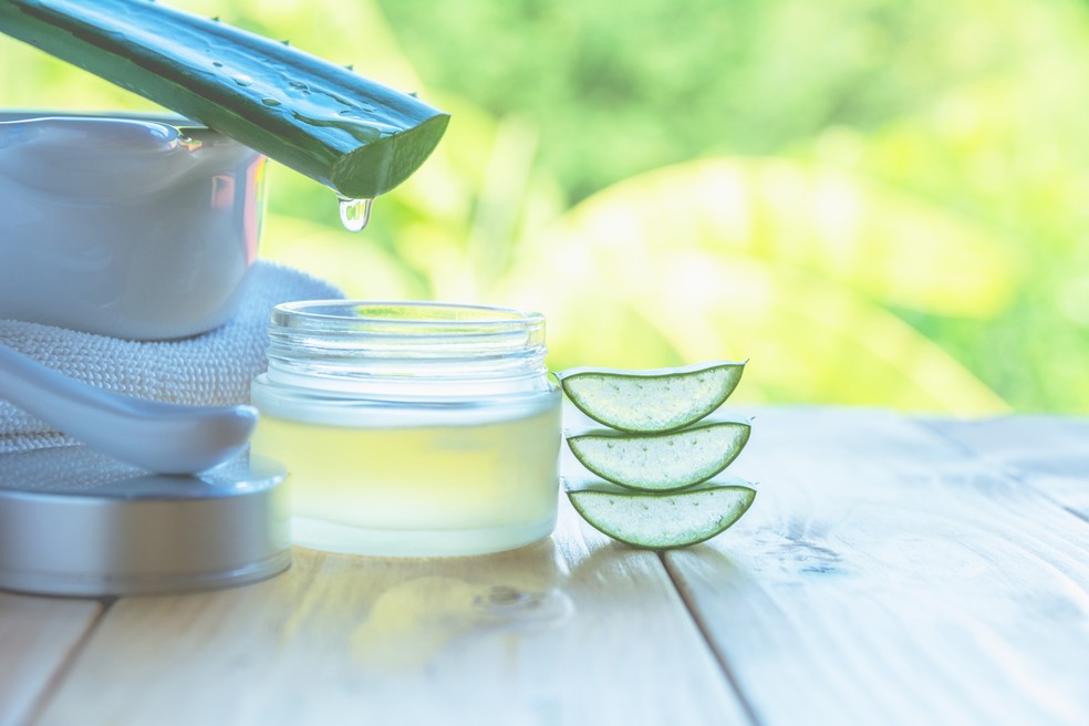 Hidratação com babosa (aloe vera) na rotina de  cuidados com a beleza. (Foto: Getty Images/iStockphoto) — Foto: Glamour