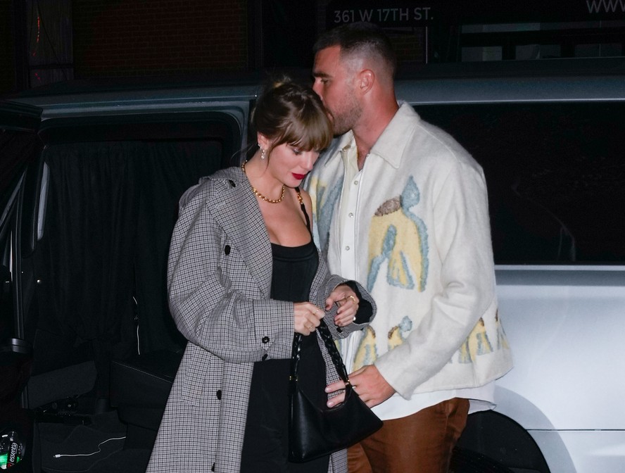 Taylor swift e travis kelce chegam em festa de m os dadas