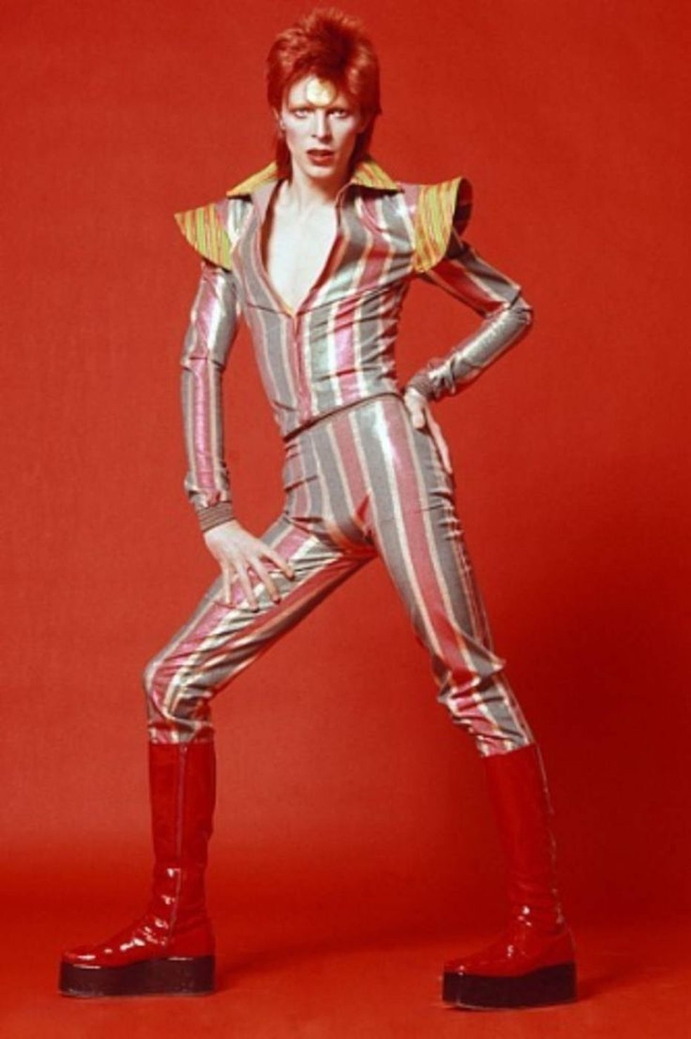 David Bowie é o precursor do estilo glam rock — Foto: Reprodução