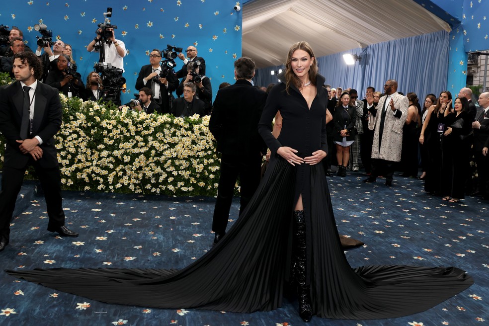 Karlie Kloss alisa a barriguinha ao cruzar red carpet do Met Gala — Foto: Getty Images