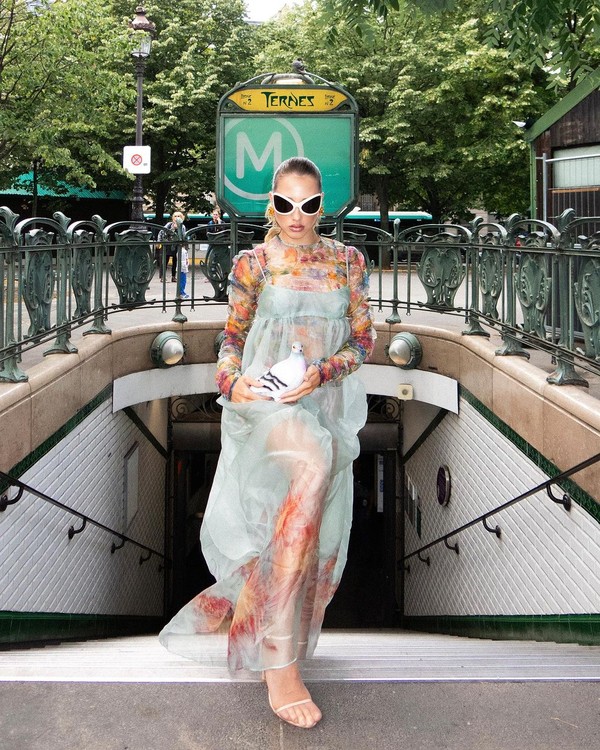 Brasileiras esbanjam estilo no primeiro dia da semana de moda de  alta-costura em Paris