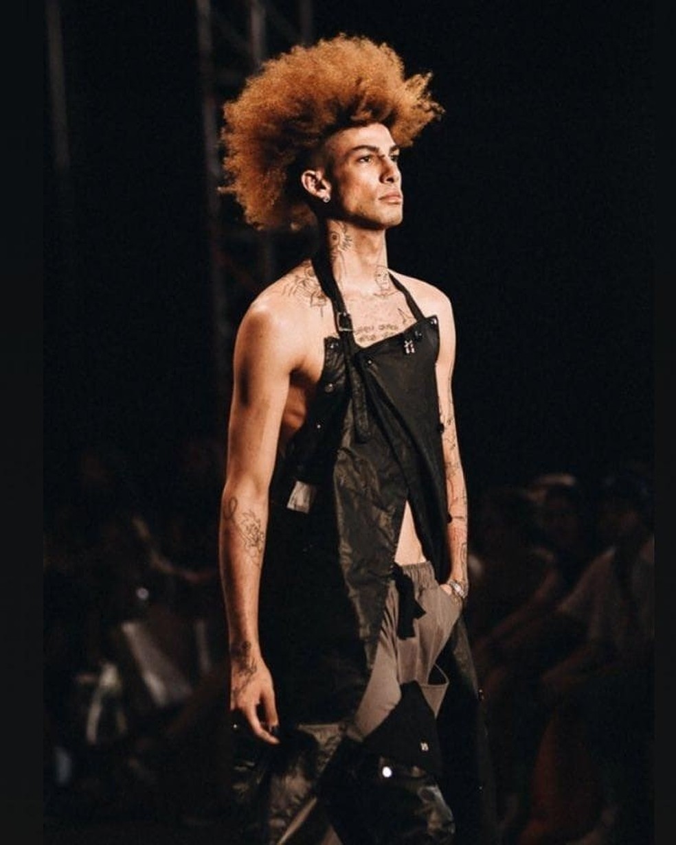 Marcelo também atuou como modelo, sempre ligado a labels mais recentes - aqui, em entrada para a Korshi01 (Foto: Reprodução/Instagram) — Foto: Glamour