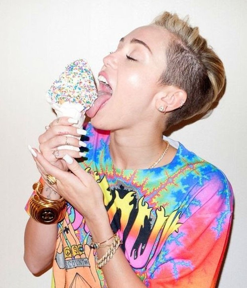 Miley Cyrus se deliciando com a sobremesa (Foto: Reprodução / Instagram ) — Foto: Glamour
