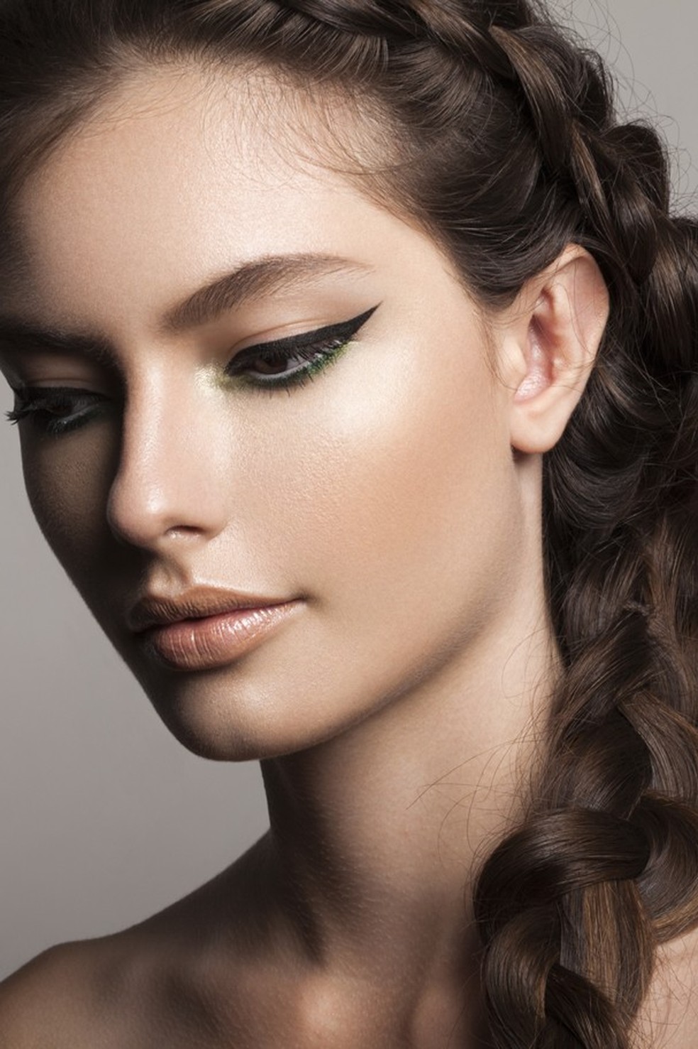Verde greenery: Como usar a cor do ano na maquiagem (Foto: Andrea Dematte) — Foto: Glamour