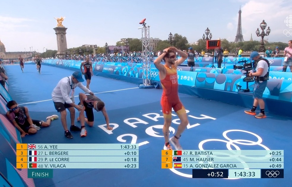 Atleta canadense passa mal e vomita após cruzar a linha de chegada do triatlo olímpico — Foto: Reprodução