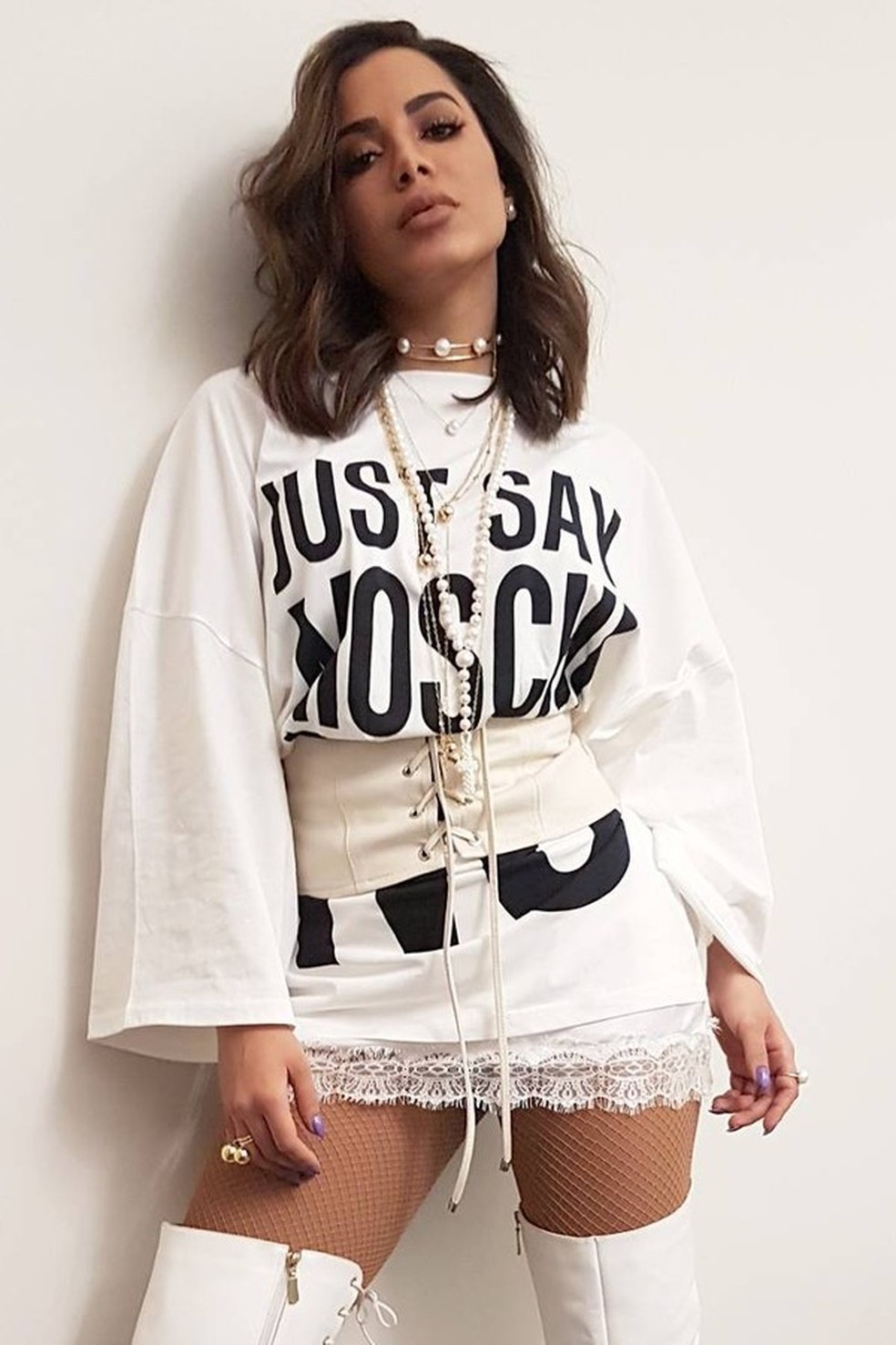 A t-shirt oversized da Moschino custa R$ 3.200,00 (Foto: Reprodução Instagram) — Foto: Glamour