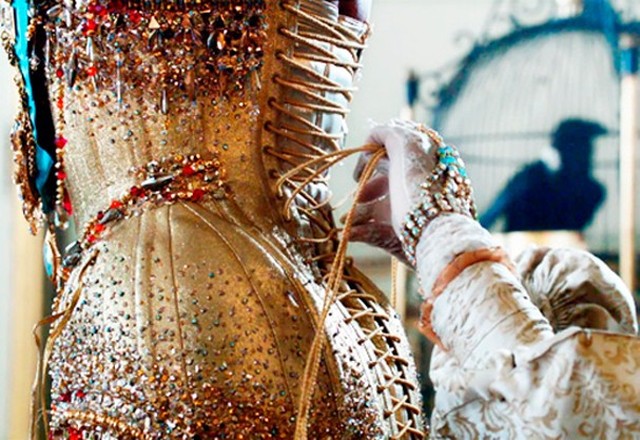 Dourado e escandaloso! Beyoncé revela figurino de sua nova turnê