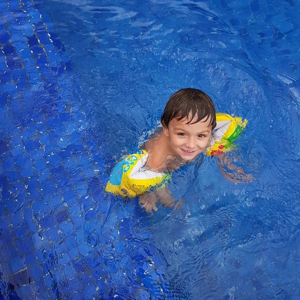 Joaquim Simas curte dia na piscina ao lado do pai, Felipe (Foto: Instagram/Reprodução) — Foto: Glamour