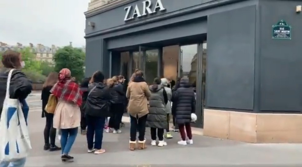 Entrada da loja Zara na França(Foto: Reprodução Twitter) — Foto: Glamour