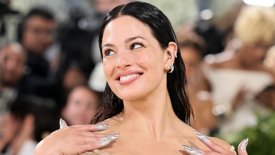 Efeito cromado, naked nails e formato amendoado: os detalhes das unhas no Met Gala 2026