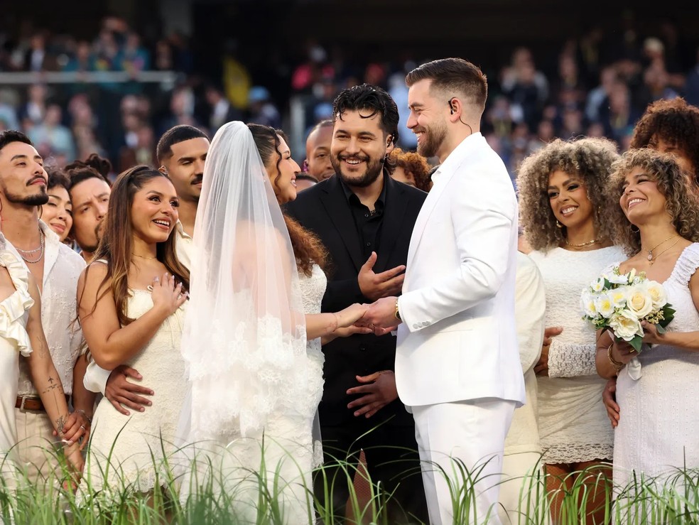 A história por trás do vestido de noiva do show do Bad Bunny no Super Bowl — Foto: Getty Images