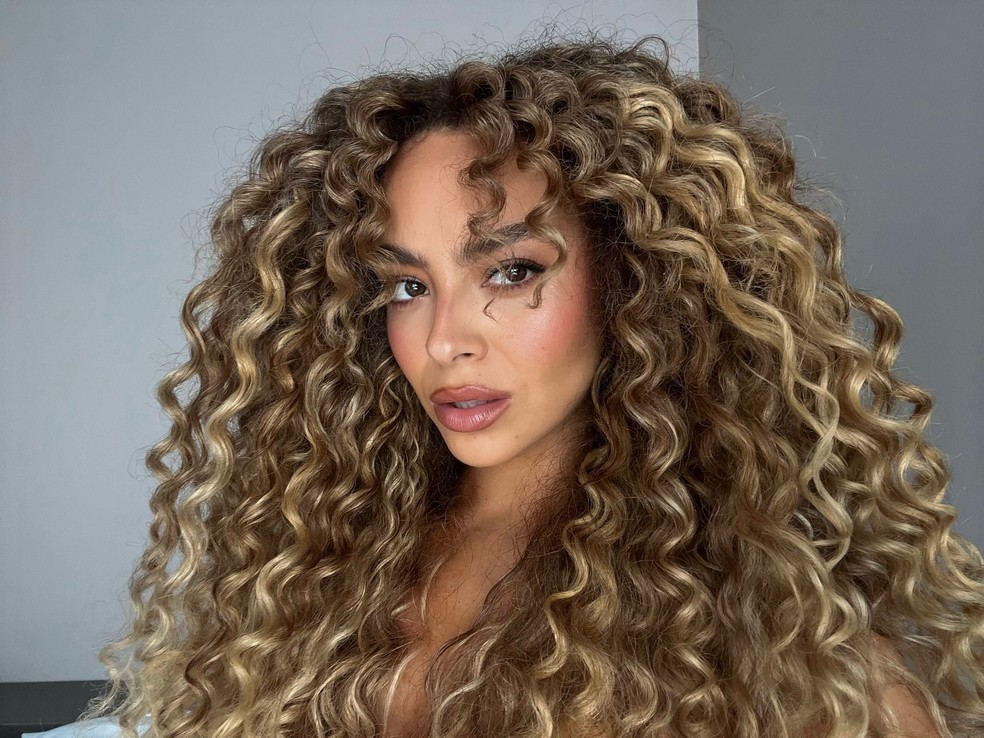 Aqui estão os tipos luzes no cabelo que vão bombar em 2025 — Foto: Instagram @juliarodrigues