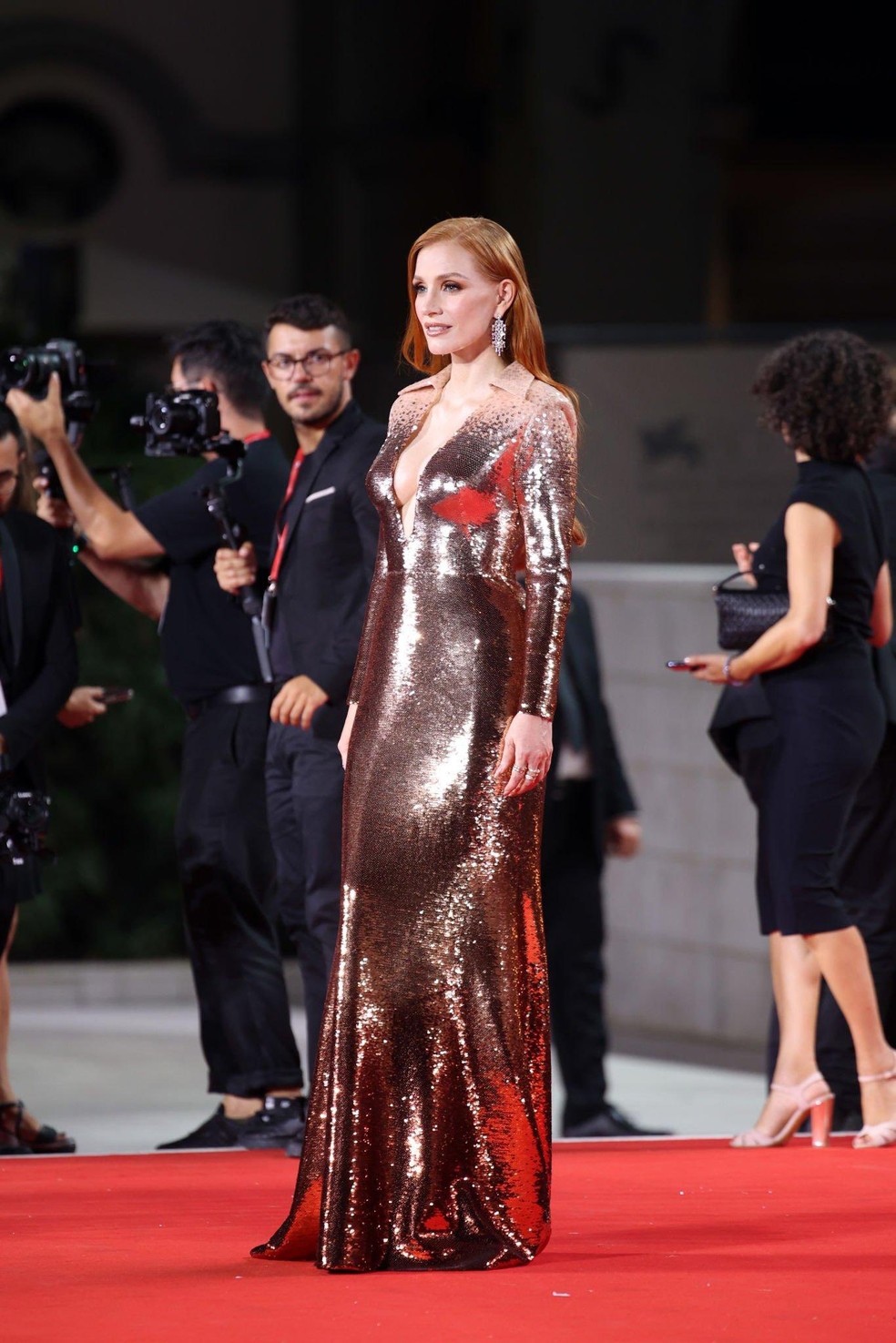 Jessica Chastain rouba à cena com vestido metalizado no Festival de Veneza — Foto: glamour