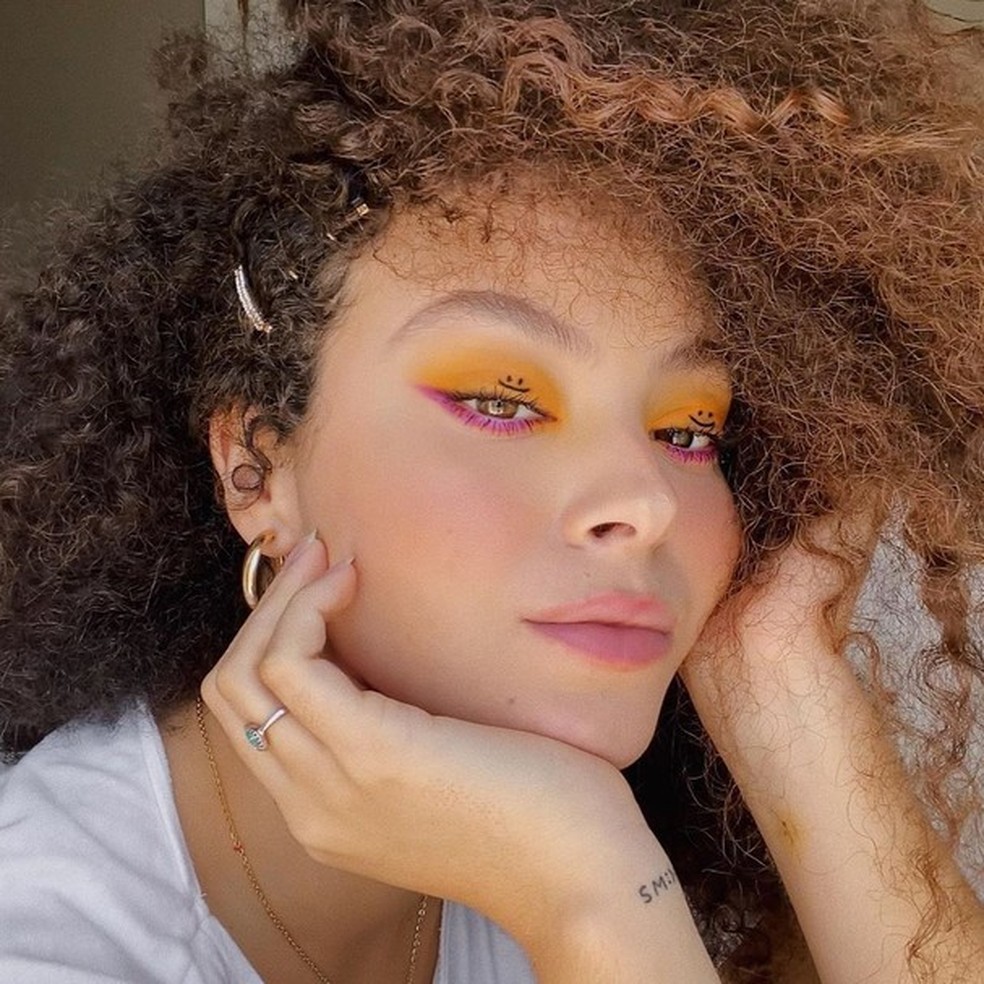 Os smiles dominaram o make e a nail art (Foto: Reprodução/ Instagram @) — Foto: Glamour