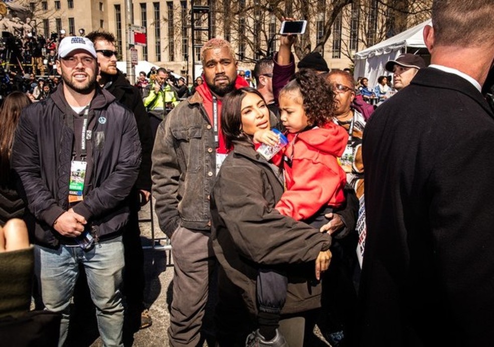 Kanye West, Kim Kardashian e North West participam da manifestação contra o porte de armas nos EUA (Foto: Instagram/Reprodução) — Foto: Glamour