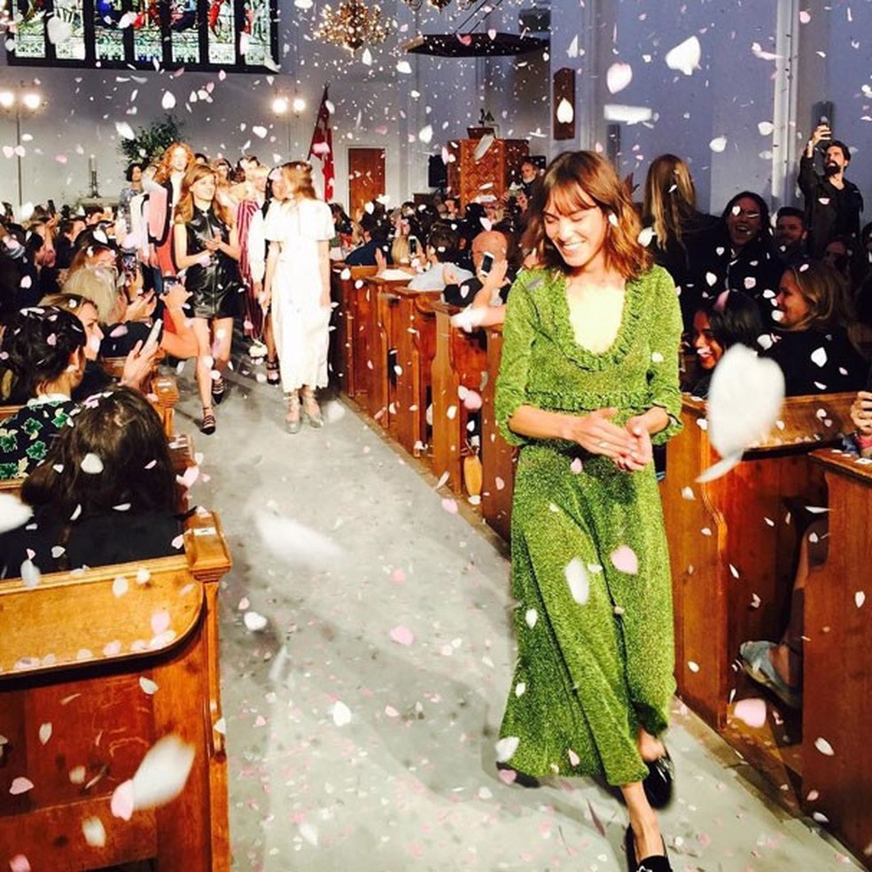 Alexa Chung no final do desfile da marca própria (Foto: Reprodução Instagram) — Foto: Glamour