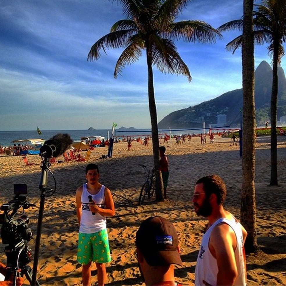 O ator gravando na praia de Ipanema (Foto: Reprodução/Instagram) — Foto: Glamour