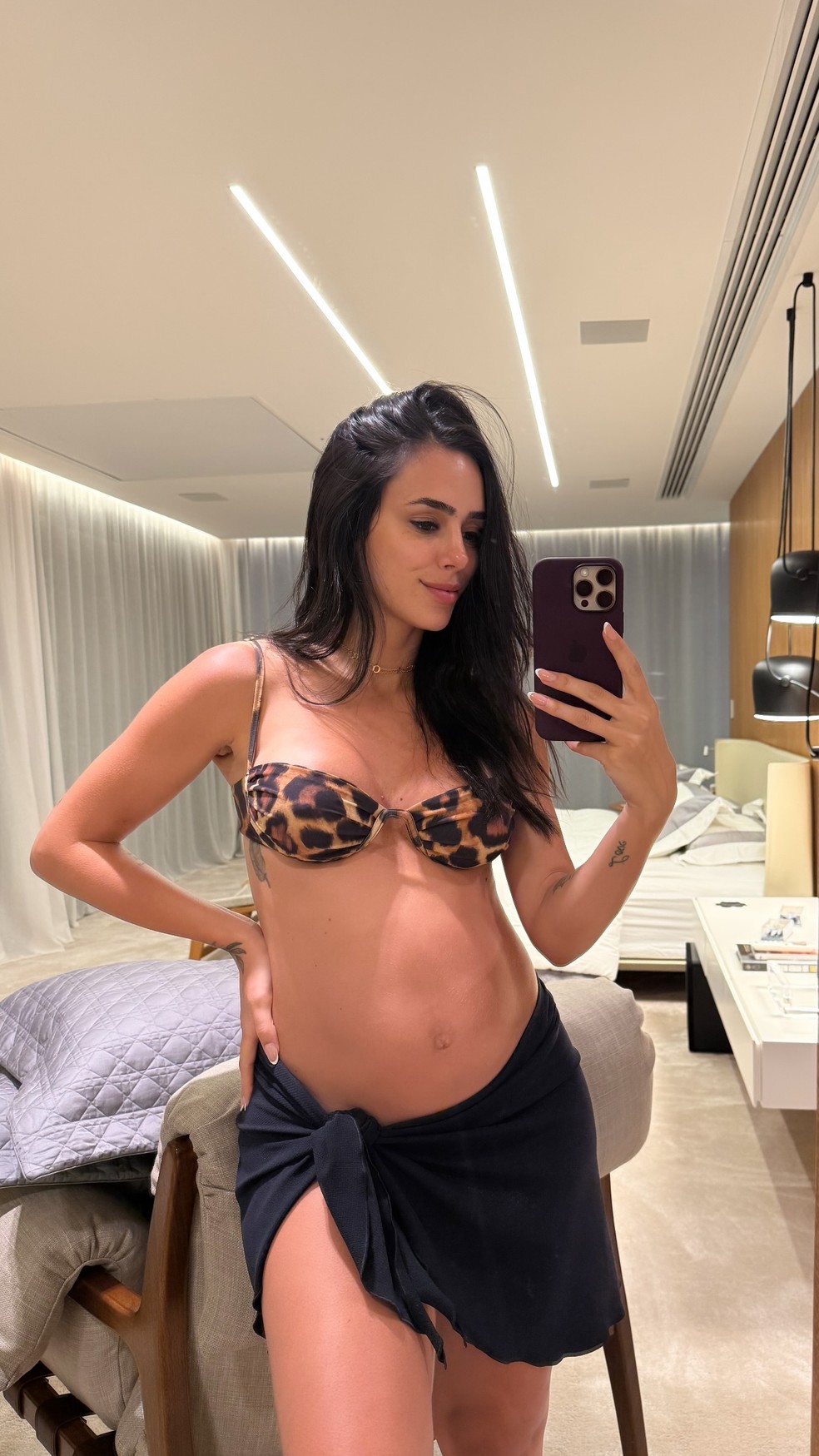 Bruna Biancardi exibe barriguinha da segunda gestação em dia de praia em família — Foto: Instagram