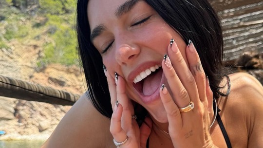 Unhas de poá são a tendência de manicure perfeita para o verão