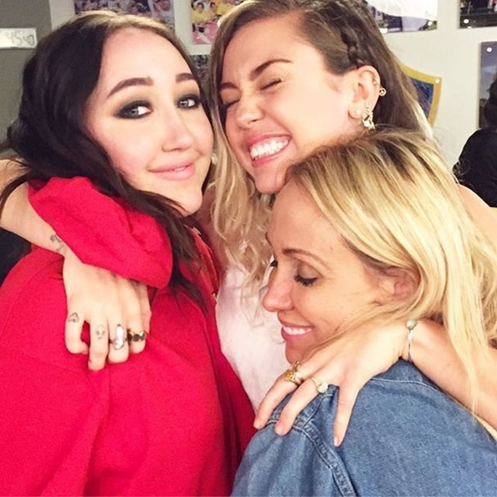 Miley Cyrus Posta Foto Exatamente Igual Sua Mãe Tish Cyrus Gêmeas 9735