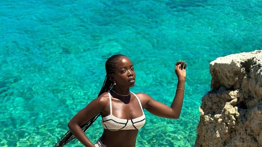 Clara Moneke aposta em marca baiana para curtir férias no Caribe após fim de Vai na Fé