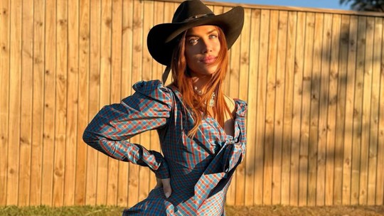 Gio Ewbank aposta em vestido de mais de R$ 11 mil para festa em rancho