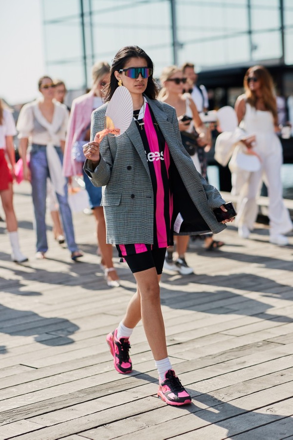 Bermuda e blazer é a combinação da vez (Foto: Imaxtree) — Foto: Glamour