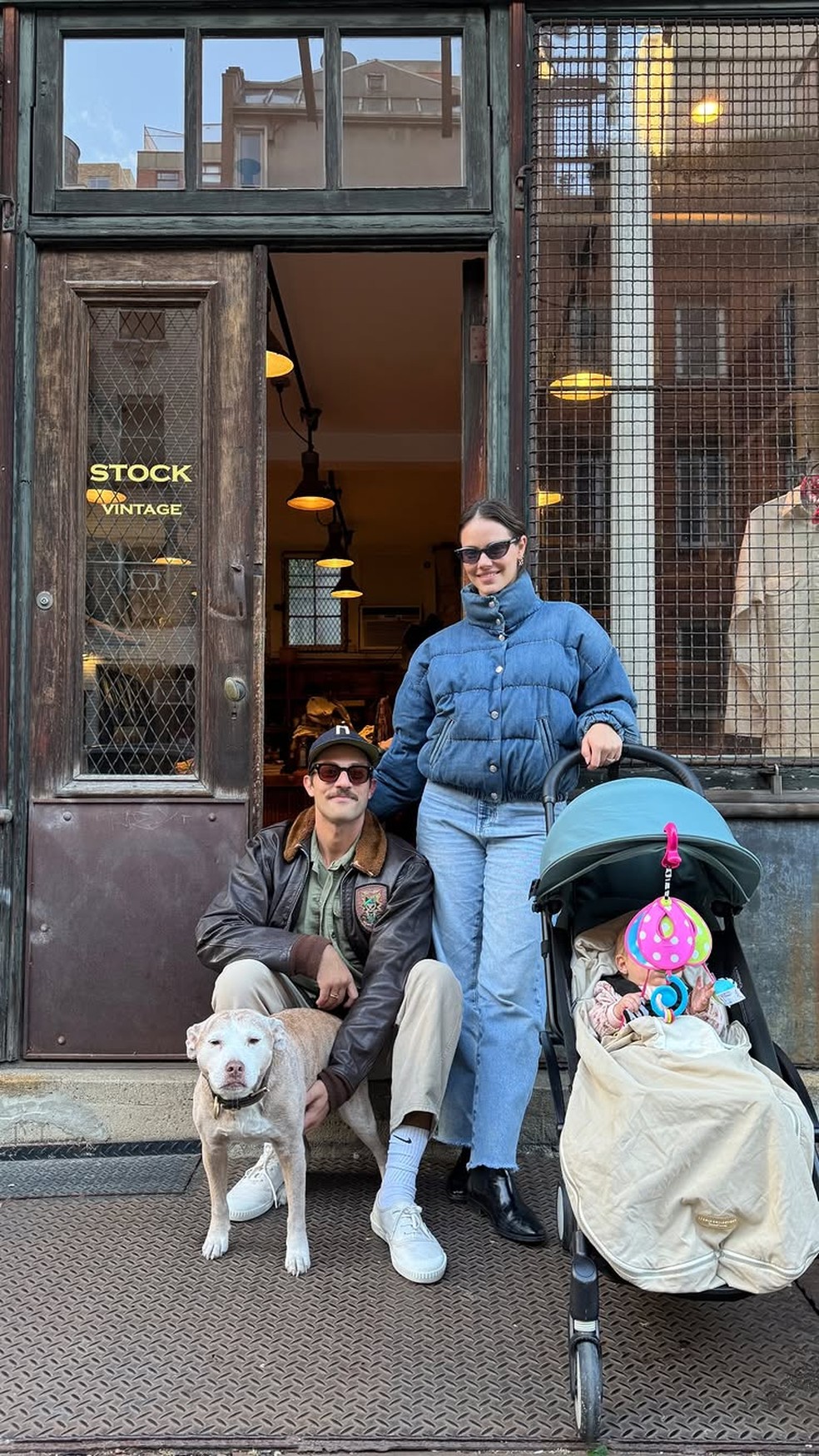 Laura Neiva curte passeio em Nova York com Chay Suede e a filha — Foto: Reprodução/Instagram